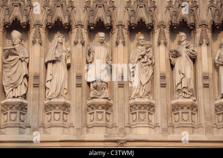 Un gros plan de cinq des dix le martyr chrétien sculptures au-dessus de la porte Ouest de l'abbaye de Westminster, Londres, Royaume-Uni. Banque D'Images