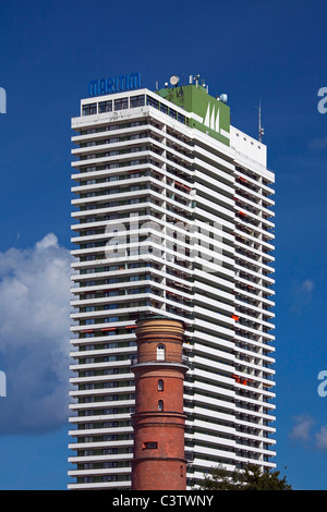 Hôtel Maritim et le vieux phare dans le port de Travemünde, Lübeck, Allemagne Banque D'Images