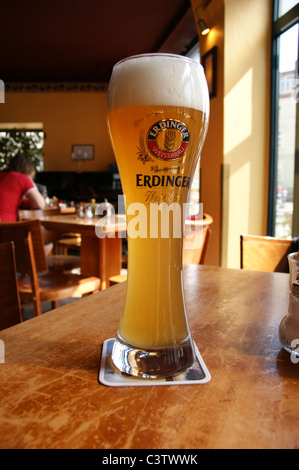 Un verre de bière Erdinger imprimé sur un sous-verre à l'Likorfabrik bar, Rostock, Mecklenburg-Vorpommern, Allemagne Banque D'Images