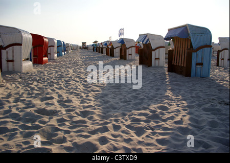 Chaises de plage, sur la plage de Strandkorbe, de Warnemunde, Rostock Mecklenburg-Vorpommern, Allemagne Banque D'Images