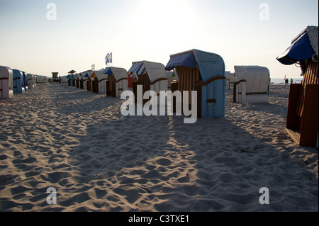 Chaises de plage, sur la plage de Strandkorbe, de Warnemunde, Rostock Mecklenburg-Vorpommern, Allemagne Banque D'Images