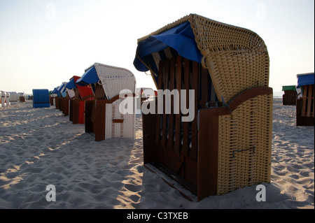 Chaises de plage, sur la plage de Strandkorbe, de Warnemunde, Rostock Mecklenburg-Vorpommern, Allemagne Banque D'Images