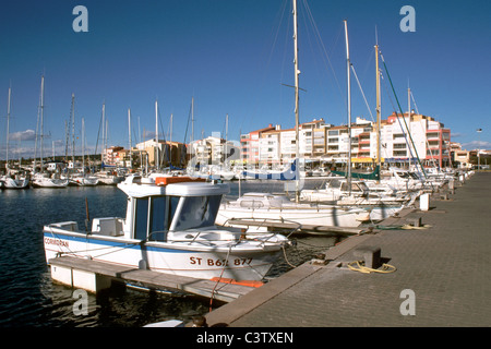 Temps d'automne ensoleillé sur le port de plaisance, Cap d'Agde, Hérault, Languedoc-Roussillon, France 34 Banque D'Images