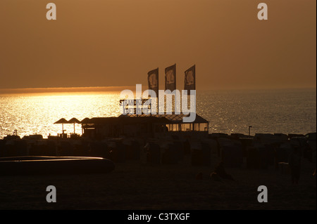 Chaises de plage, sur la plage de Strandkorbe, de Warnemunde, Rostock Mecklenburg-Vorpommern, Allemagne Banque D'Images