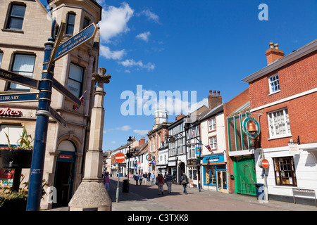 Le centre-ville de Melton Mowbray junction de Nottingham et de la rue High street avec croix de marché et informations touristiques sur l'Angleterre signe Banque D'Images