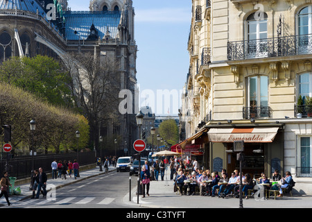 Sidewalk cafe à l'extérieur de la Cathédrale Notre Dame de Paris, Ile de la Cité, Paris, France Banque D'Images