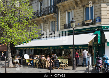 Café-terrasse à l'angle de la Rue Jean du Bellay et quai d'Orléans, l'Ile Saint-Louis, Paris, France Banque D'Images