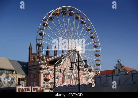 Grande roue au Ostermarkt, marché de Pâques, sur le Neuer Markt, Rostock, Mecklenburg-Vorpommern, Allemagne Banque D'Images