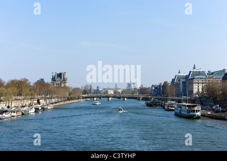 Vue de la Seine du Pont de la Concorde, Paris, France Banque D'Images