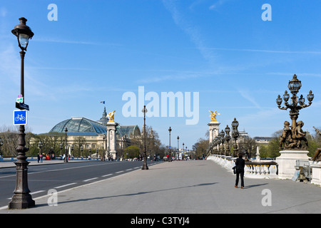 Vue sur le Pont Alexandre III (Pont Alexandre III) vers le Grand Palais, Paris, France Banque D'Images