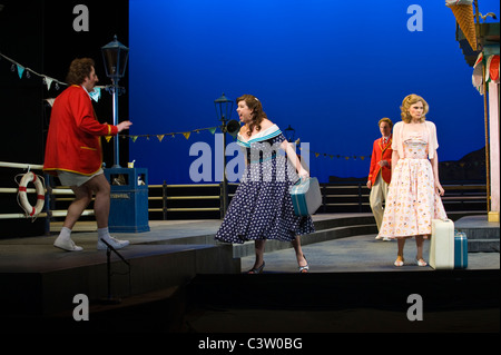 Cosi fan tutte de Mozart - Welsh National Opera production Été 2011 - ensemble bord de mer Banque D'Images
