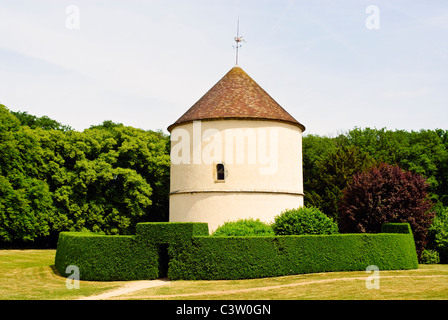 Pigeonnier médiéval au Château de Breteuil dans la vallée de Chevreuse, France Banque D'Images