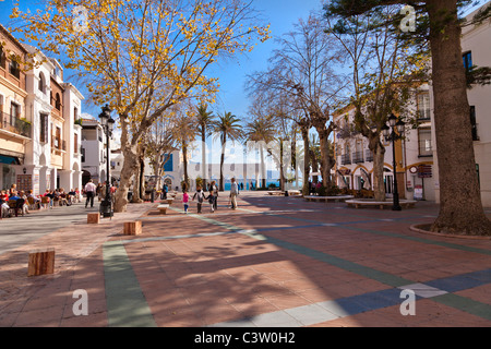 Rue principale dans le village pittoresque de Nerja, Málaga, Andalousie, province du sud de l'Espagne Andalousie Banque D'Images