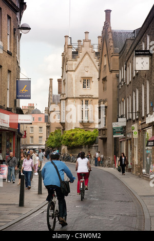 Les cyclistes sur Sidney St avec Sidney Sussex College dans l'arrière-plan, le Centre de Cambridge, UK Banque D'Images