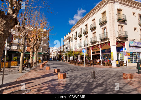 Rue principale dans le village pittoresque de Nerja, Málaga, Andalousie, province du sud de l'Espagne Andalousie Banque D'Images