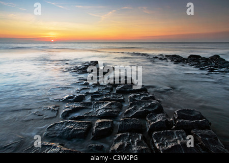 Coucher de soleil sur le canal de Bristol comme vu de la spectaculaire côte de Nash Point, dans le sud du Pays de Galles Banque D'Images