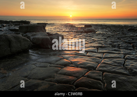 Coucher de soleil sur le canal de Bristol comme vu de la spectaculaire côte de Nash Point, dans le sud du Pays de Galles Banque D'Images