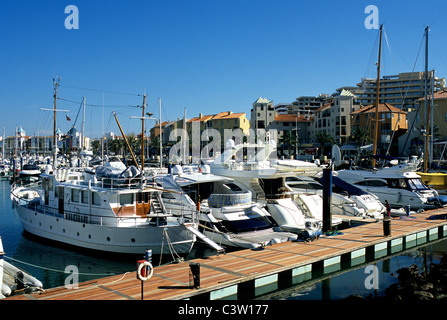 Voiliers et motor yachts amarrés au port de plaisance de Vilamoura, dans le sud du Portugal Algarve la province Banque D'Images