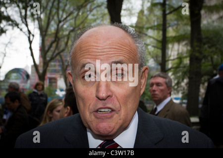 L'ancien maire de New York Rudy Giuliani interviewée à la Trinity Church près de ground zero sur la mort d'Oussama Ben Laden Banque D'Images