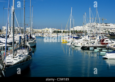 Voiliers et motor yachts amarrés au port de plaisance de Vilamoura, dans le sud du Portugal Algarve la province Banque D'Images