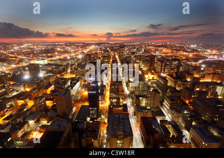 Vue de Johannesburg CBD vu la nuit de l'hôtel au centre-ville d'Joburg. Johannesburg. L'Afrique du Sud. Banque D'Images