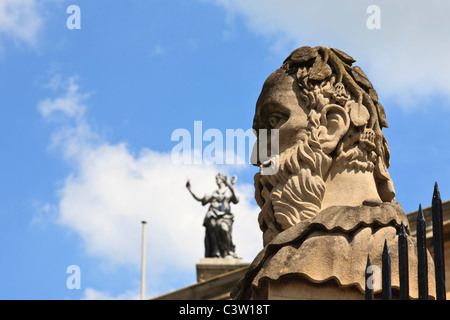 Les têtes de l'empereur en pierre sculptée à l'extérieur du théâtre Sheldonian, Université d'Oxford, Angleterre Banque D'Images