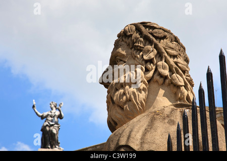 Les têtes de l'empereur en pierre sculptée à l'extérieur du théâtre Sheldonian, Université d'Oxford, Angleterre Banque D'Images