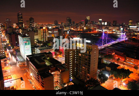 La ville de Johannesburg et Nelson Mandela bridge vu la nuit du haut d'un club à Braamfontein. Johannesburg, Afrique du Sud Banque D'Images