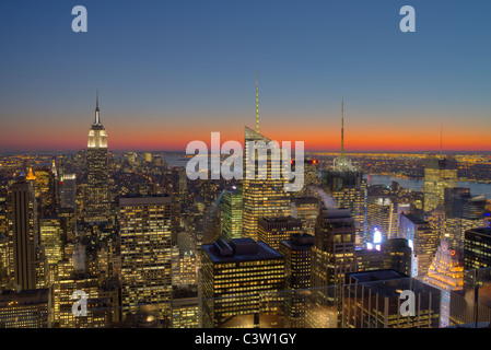 Manhattan au coucher du soleil à l'ouest par la rivière Hudson vu du haut du Rockefeller Center sur un soir d'hiver Banque D'Images