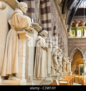 Statues de scientifiques et de philosophes dans le musée d'histoire naturelle de l'Université d'Oxford, Oxford, Angleterre Banque D'Images