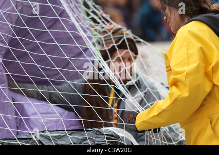 Les employés de Macy's de gonfler le ballon pour le Buzz Lightyear 2010 Macy's Thanksgiving parade sur New York City Banque D'Images