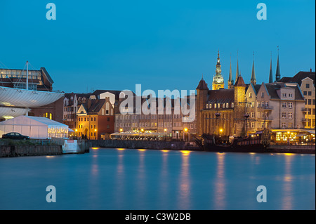 Vieille Ville avec vue sur la rivière Motlawa au crépuscule, Gdansk, Pologne Banque D'Images