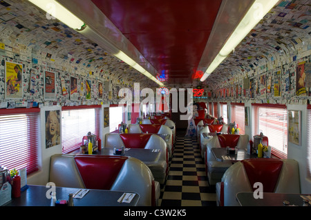 Style des années 1950 Rock n' Roll Diner dans un ancien wagon de train converti coach, Oceano, California Banque D'Images