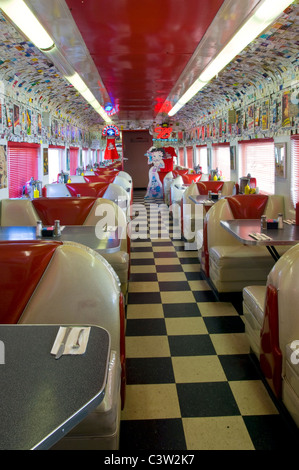 Style des années 1950 Rock n' Roll Diner dans un ancien wagon de train converti coach, Oceano, California Banque D'Images