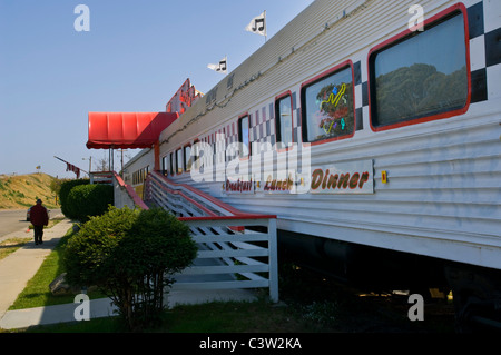 Style des années 1950 Rock n' Roll Diner dans un ancien wagon de train converti coach, Oceano, California Banque D'Images