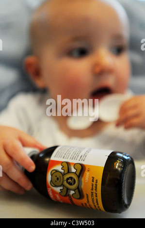 Bébé de 11 mois et le paracétamol en chaise haute Banque D'Images