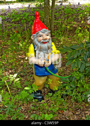 Les gnomes colorés décoratifs dans le jardin du Château du Rivau Banque D'Images