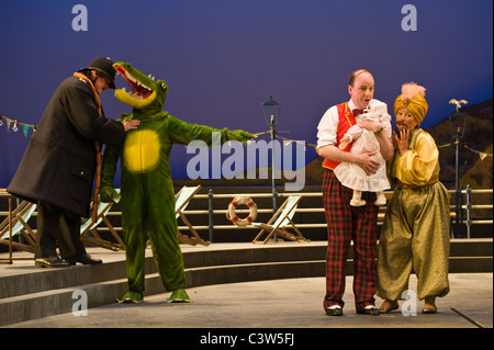 Cosi fan tutte de Mozart - Welsh National Opera situé en bord de la production de l'été 2011 Banque D'Images