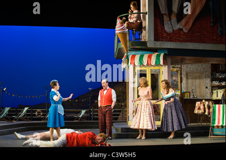 Cosi fan tutte de Mozart - Welsh National Opera production Été 2011 Jeu de café en bord de mer Banque D'Images