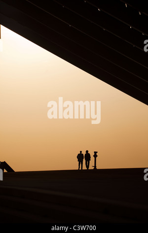 Barcelone, Catalogne, Espagne -03 Apr 2011- deux personnes marchant sous le panneau solaire géant dans la zone du Forum Banque D'Images