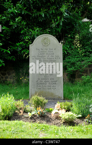 La tombe du compositeur britannique Sir Edward William Elgar au St Wulstan Église catholique romaine, peu de Malvern, Worcestershire. Banque D'Images