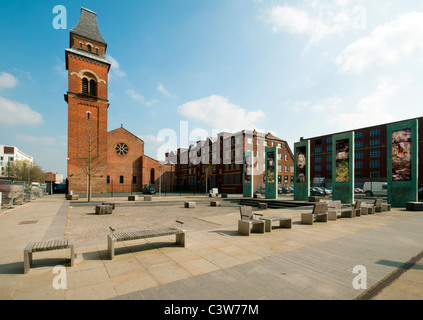 Sentinelles, œuvres d'art de Dan Dubowitz, dans Cutting Room Square avec l'ancienne église restaurée de St.Peter, Ancoats, Manchester, Angleterre, Royaume-Uni Banque D'Images