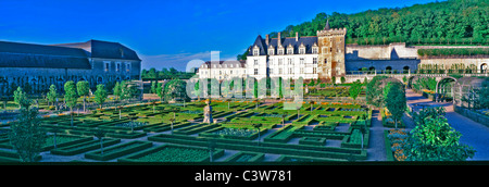 Photo panoramique des jardins classiques de Villandry, dans la vallée de la Loire Banque D'Images