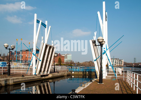 Feuille double pont à bascule à Welland Écluse, Salford Quays, Manchester, Angleterre, Royaume-Uni. Ouvert pour maintenance. Banque D'Images