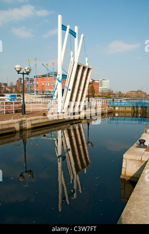 La moitié de la feuille double pont à bascule à Welland Écluse, Salford Quays, Manchester, Angleterre, Royaume-Uni. Ouvert pour maintenance. Banque D'Images