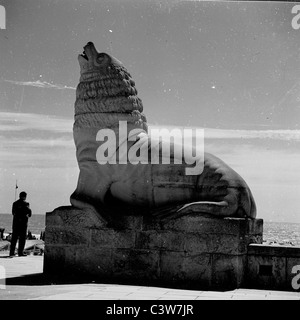 L'Argentine des années 1950. Vue rapprochée d'une statue à la station balnéaire de Mar del Plata . Banque D'Images