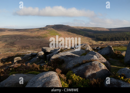 Carls Wark et Higgar Tor dans le noir l'aire des pics du parc national de Peak District vu de Burbage Edge Banque D'Images