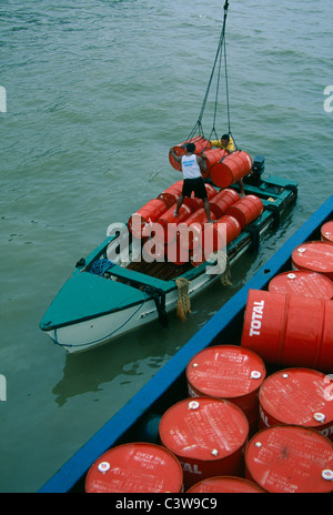 Déchargement de l'ÉQUIPAGE DE CARBURANT JET PETIT BATEAU SUR GRAND NAVIRE / Îles Marquises Banque D'Images