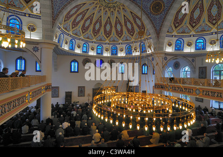 Les musulmans priant dans la mosquée, Allemagne Banque D'Images