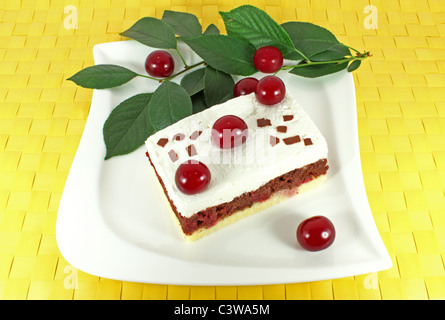 Sweet gâteau fait maison avec les cerises acides on white plate Banque D'Images